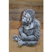 Betonnen orang-oetan – decoratief tuinbeeld met waakzame uitstraling