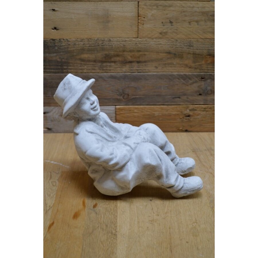 Betonnen mannetje met hoed – zittend beeld voor muurtje, pilaar of terras-2