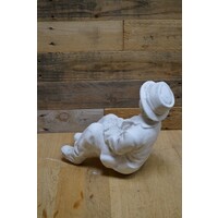 thumb-Betonnen mannetje met hoed – zittend beeld voor muurtje, pilaar of terras-3
