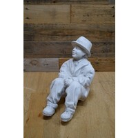 thumb-Betonnen mannetje met hoed – zittend beeld voor muurtje, pilaar of terras-4