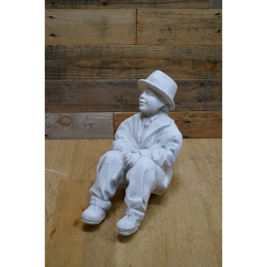 Betonnen mannetje met hoed – zittend beeld voor muurtje, pilaar of terras-4