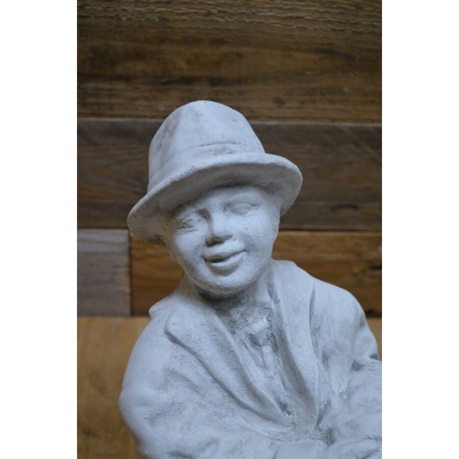 Betonnen mannetje met hoed – zittend beeld voor muurtje, pilaar of terras-5