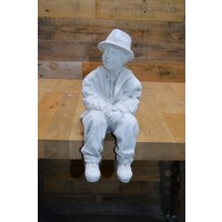 thumb-Betonnen mannetje met hoed – zittend beeld voor muurtje, pilaar of terras-6