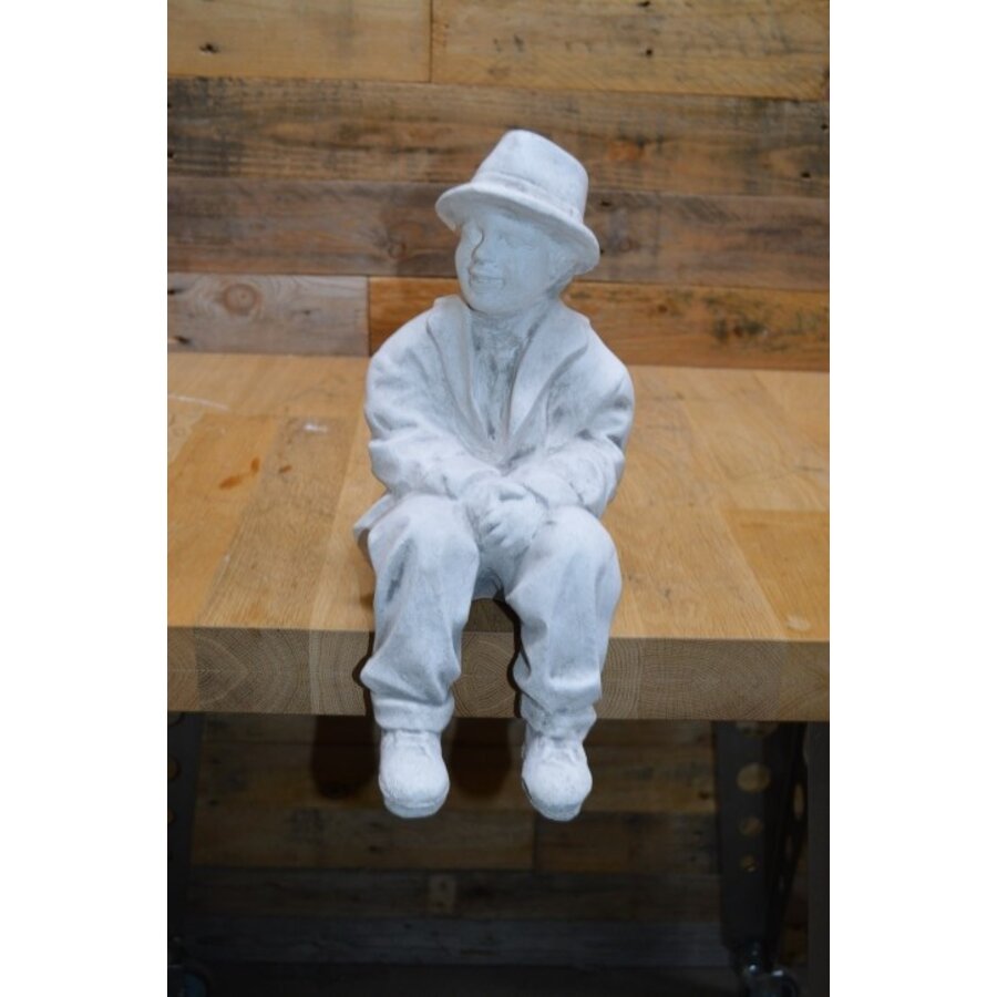Betonnen mannetje met hoed – zittend beeld voor muurtje, pilaar of terras-6