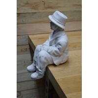 thumb-Betonnen mannetje met hoed – zittend beeld voor muurtje, pilaar of terras-7