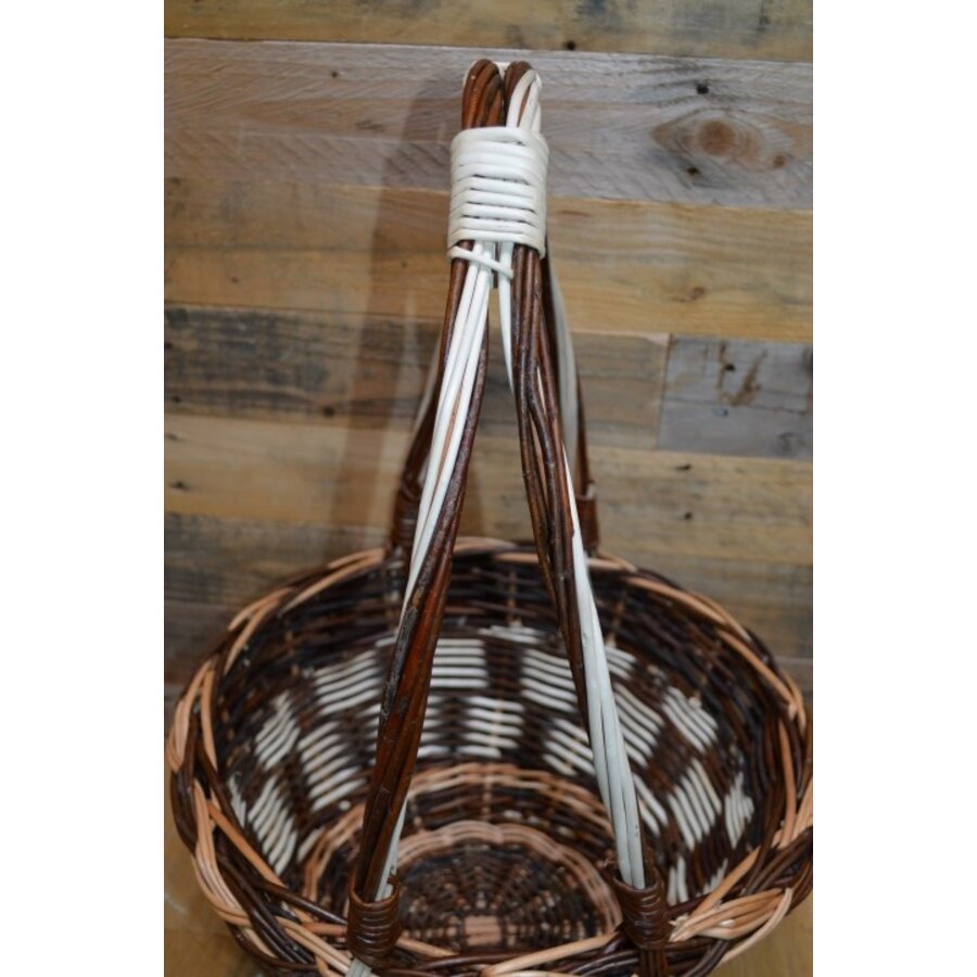 Driekleurige wilgentenen mand met handvat. Decoratief en praktisch.-5
