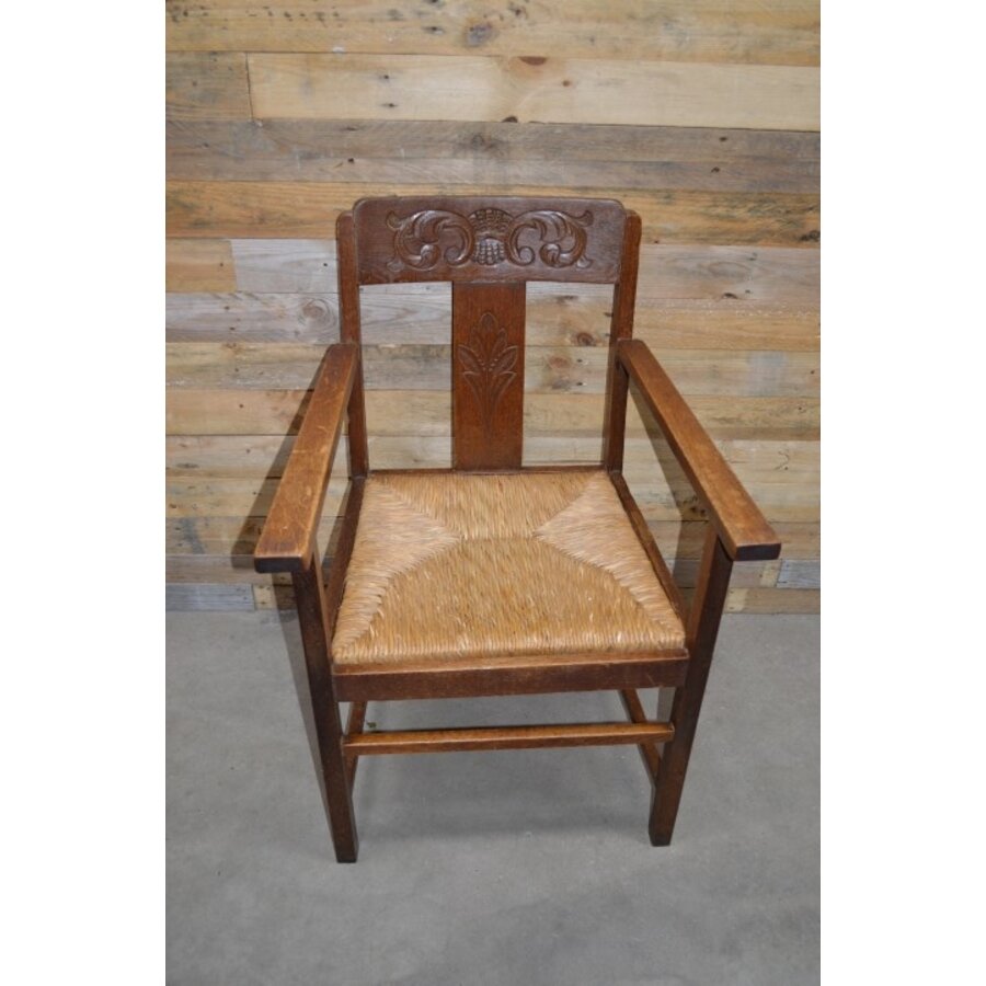 Ouderwetse houten armstoel met biezen zitting-2