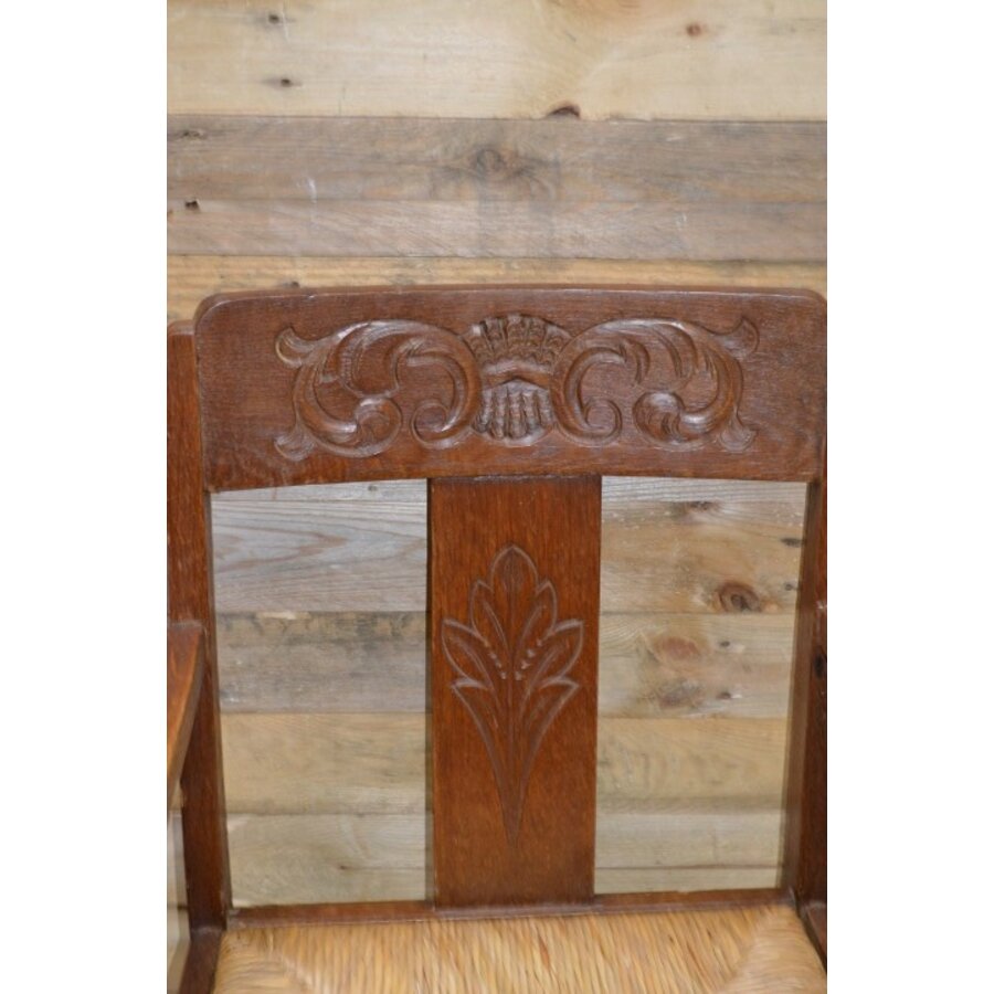 Ouderwetse retro armstoel met biezen zitting-3