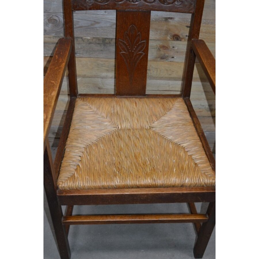 Ouderwetse houten armstoel met biezen zitting-4