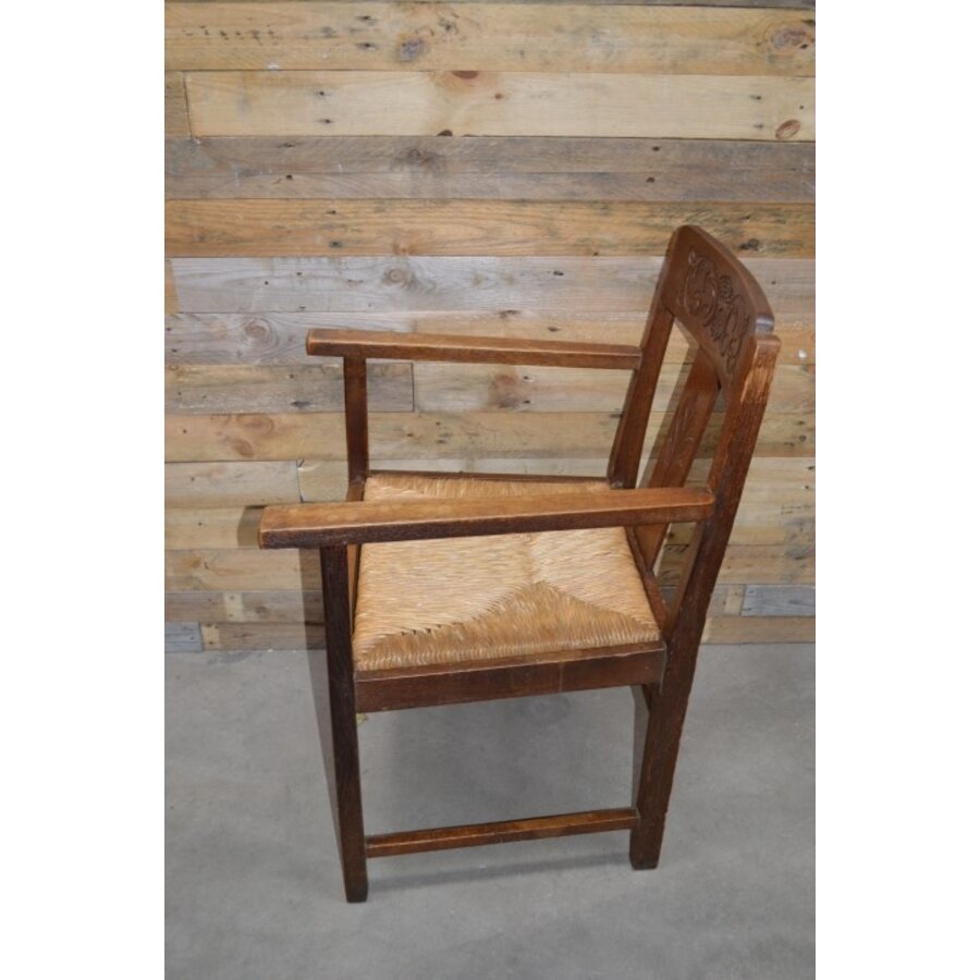 Ouderwetse houten armstoel met biezen zitting-5