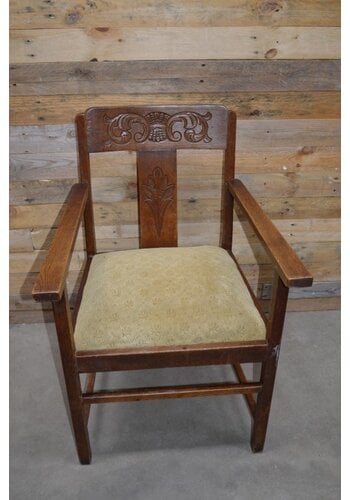 Armstoel ouderwets met stoffen zitting 