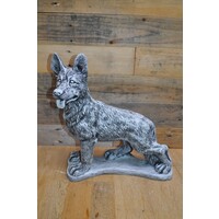 thumb-Betonnen staande herdershond – levensecht hondenbeeld met gespitste oren-1