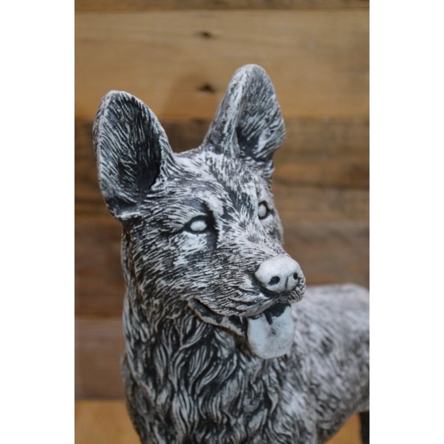 Betonnen staande herdershond – levensecht hondenbeeld met gespitste oren-4