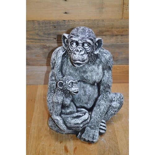 Betonnen beeld chimpansee met jong 