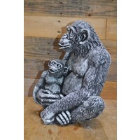 Betonnen chimpansee met jong – decoratief tuinbeeld met dierlijke uitstraling