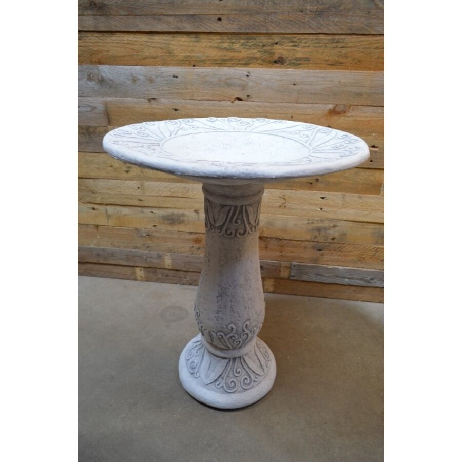 Betonnen schaal op zuil – waterschaal, voederbak of bloembak voor buiten-2
