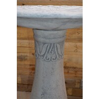 Betonnen schaal op zuil – waterschaal, voederbak of bloembak voor buiten