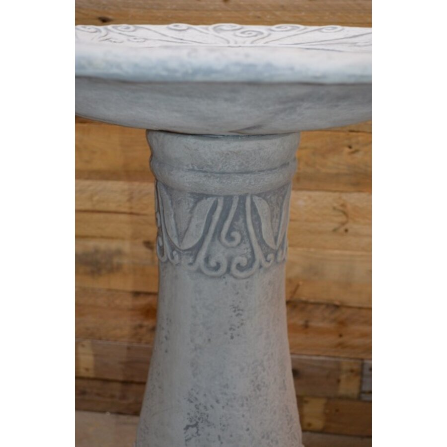 Betonnen schaal op zuil – waterschaal, voederbak of bloembak voor buiten-4
