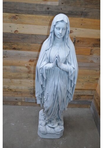 Betonnen beeld Madonna met gevouwen handen 