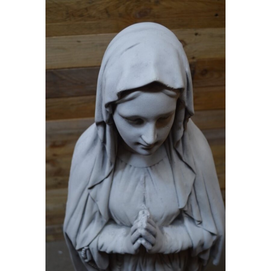 Betonnen beeld Madonna met gevouwen handen – Maria voor tuin of interieur-4