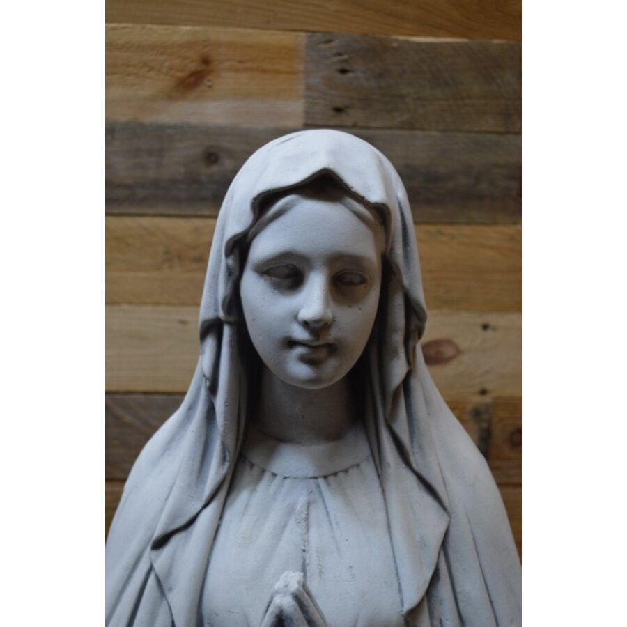 Betonnen beeld Madonna met gevouwen handen – Maria voor tuin of interieur-5