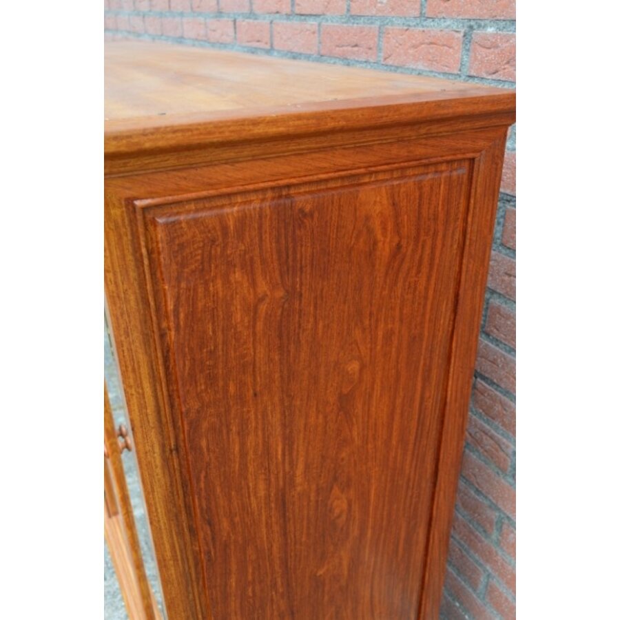 Rozenhouten kast met facet geslepen glasdeuren-4