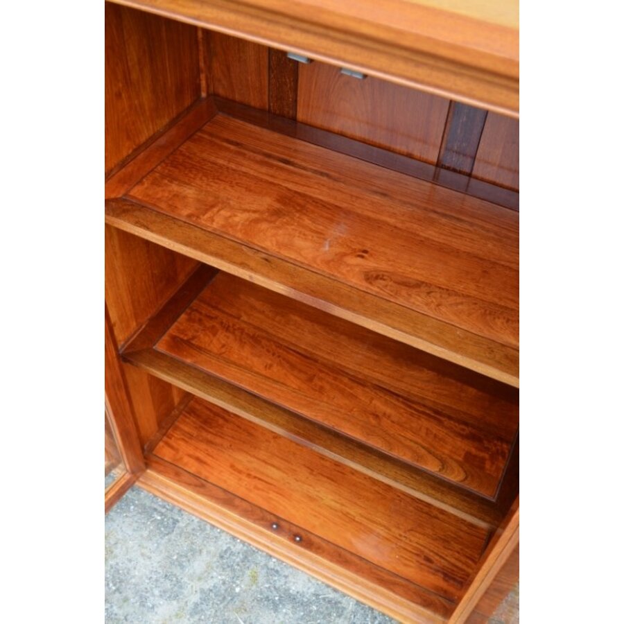 Rozenhouten kast met facet geslepen glasdeuren-7