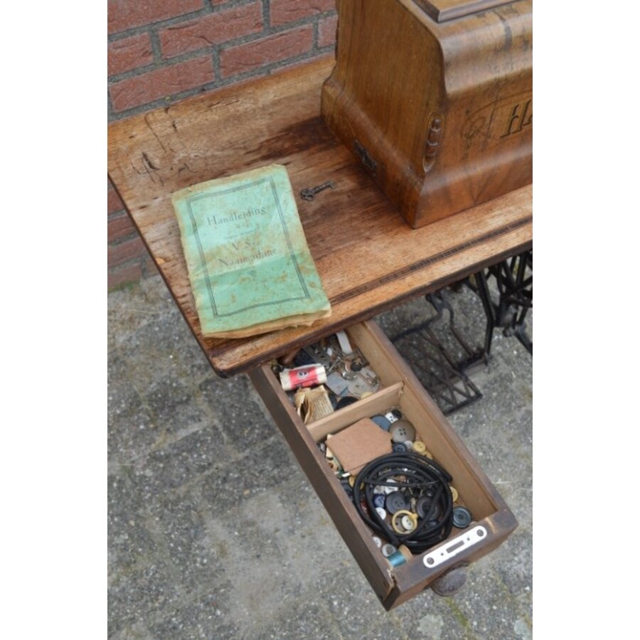 Antieke naaimachine-8