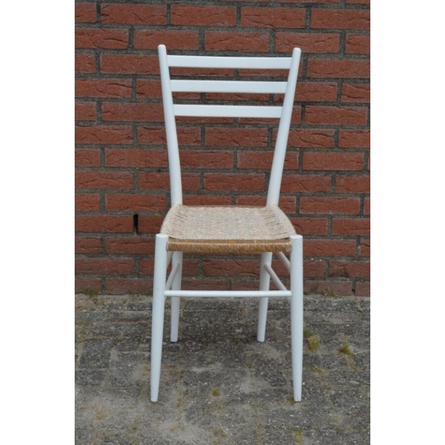 Witte houten stoel met een touw gevlochten zitting-2