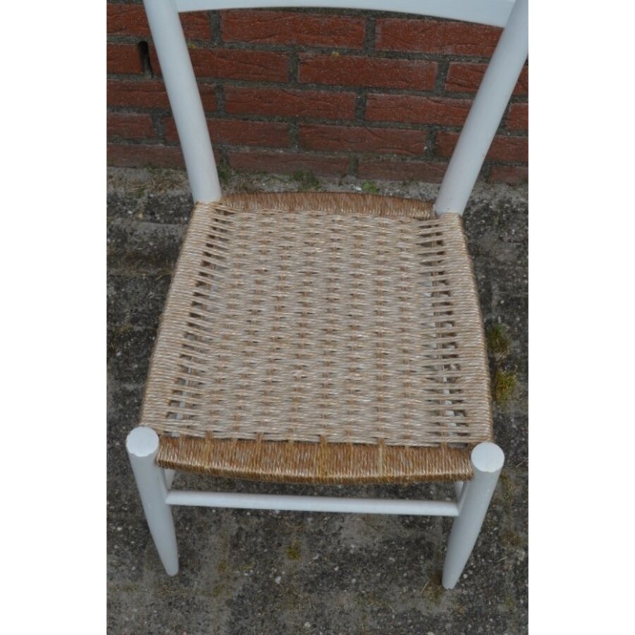 Witte houten stoel met een touw gevlochten zitting-3