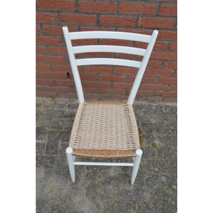 Witte houten stoel met een touw gevlochten zitting-4