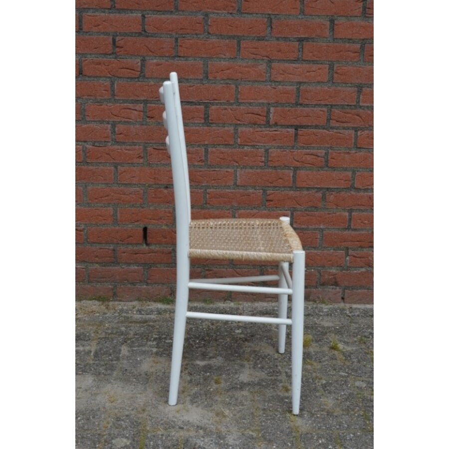 Witte houten stoel met een touw gevlochten zitting-5