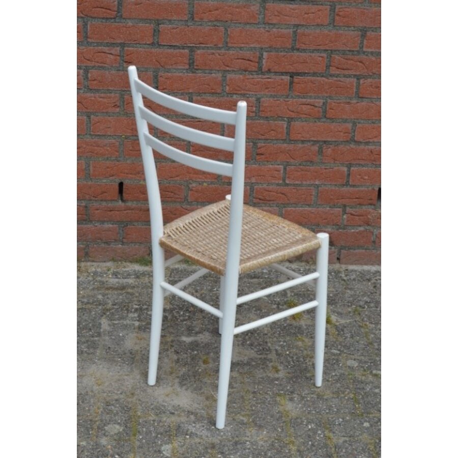 Witte houten stoel met een touw gevlochten zitting-6