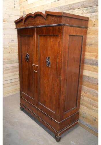 Antieke 2 deurs kledingkast 