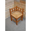 LoodsVol, Tweedehands Vintage hoekstoeltje van blank eikenhout met biezen zitting