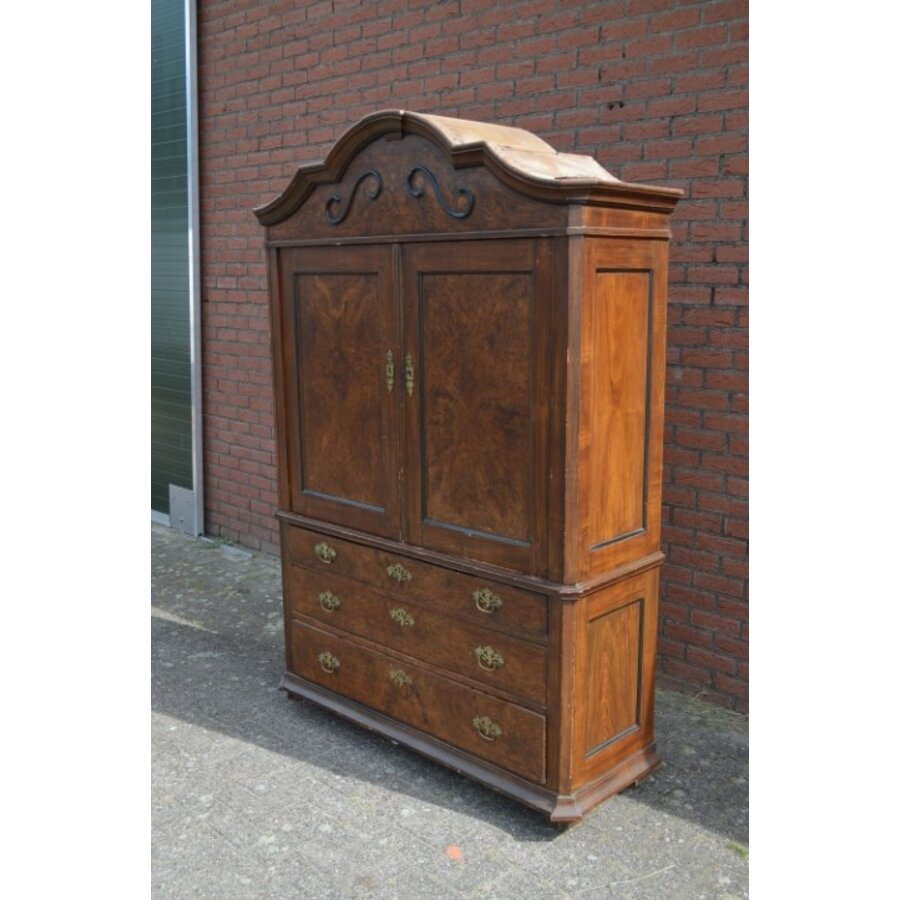Antiek kabinet met laden en veel bergruimte-2