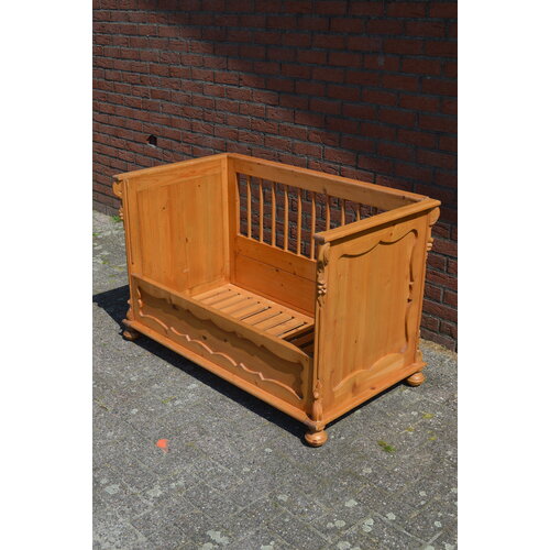 Kinderbedje oud grenen opknapper 