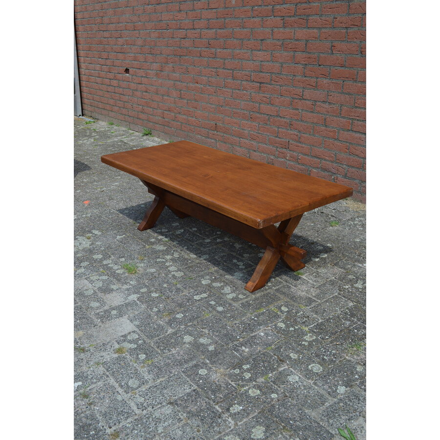 Massief donker eiken salontafel met kruispoten-1