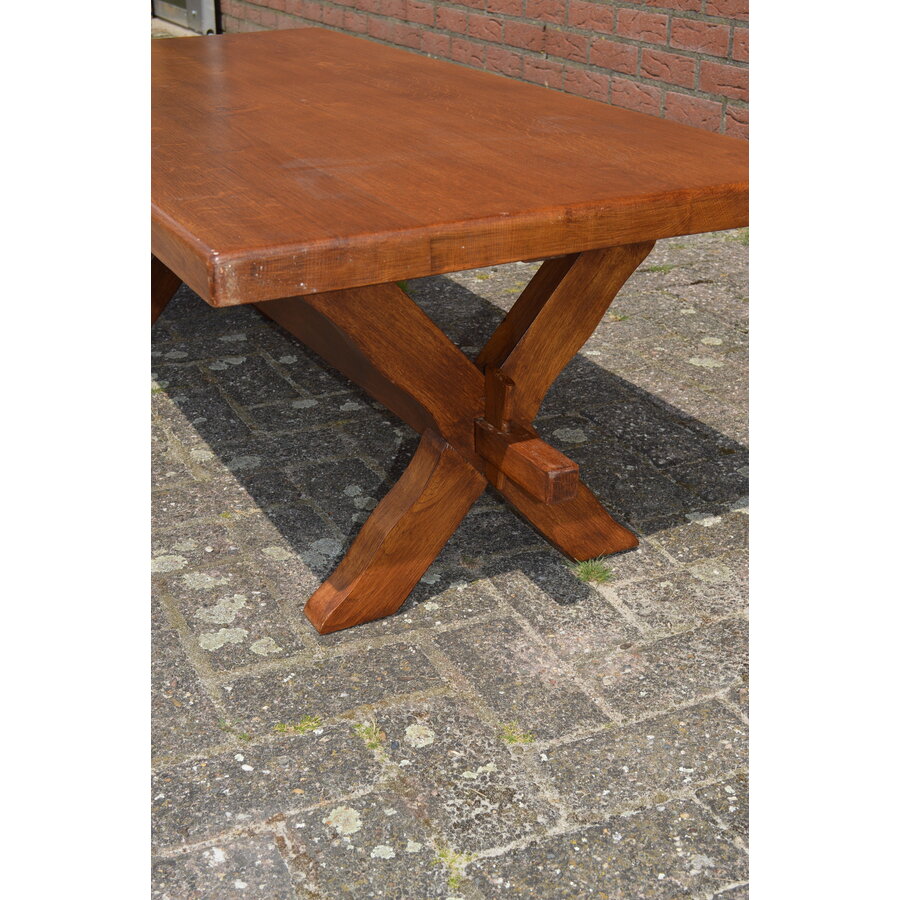 Massief donker eiken salontafel met kruispoten-3