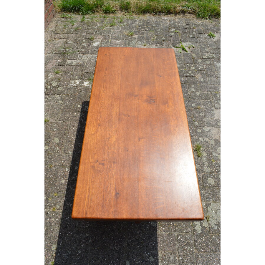 Massief donker eiken salontafel met kruispoten-5