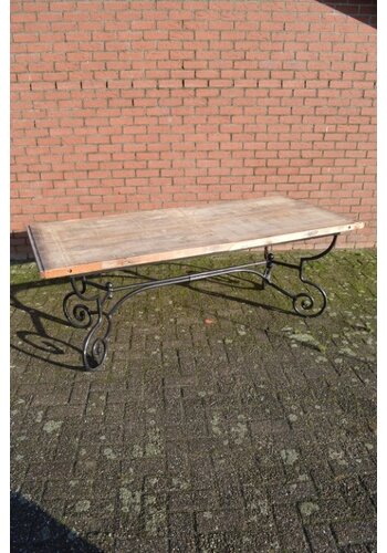Brutalist Eettafel met steenschotten blad 