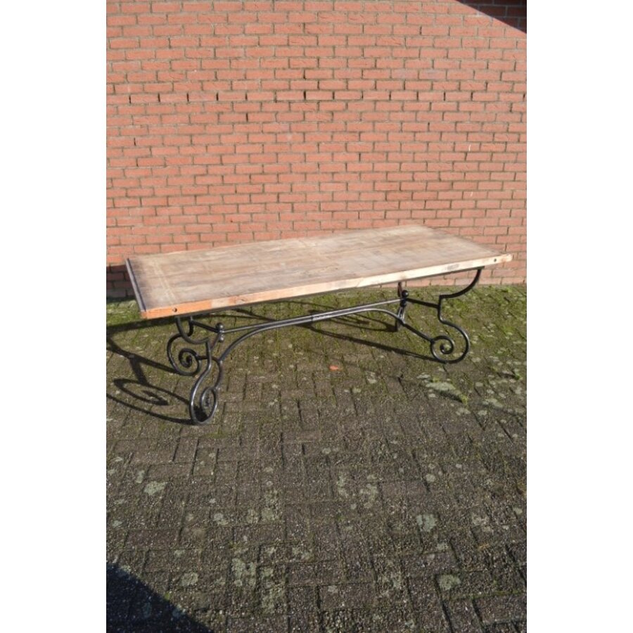 Brutalistische eettafel met steenschotten blad en metalen onderstel-1