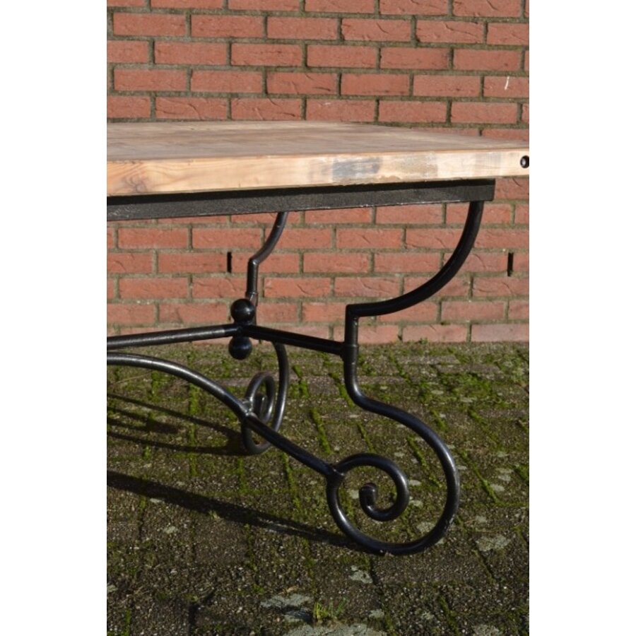 Brutalistische eettafel met steenschotten blad en metalen onderstel-2