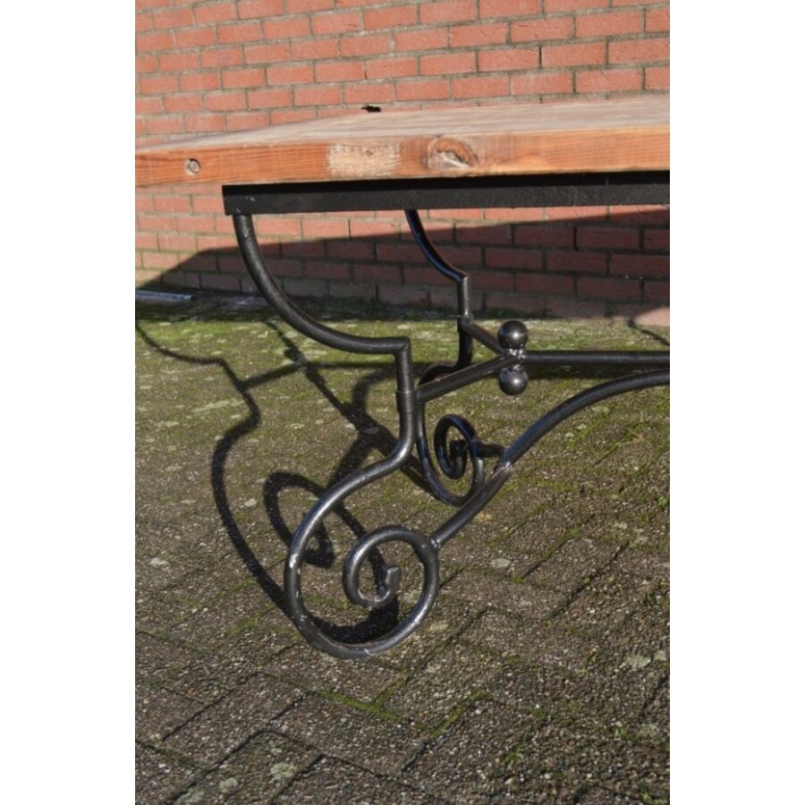Brutalistische eettafel met steenschotten blad en metalen onderstel-3