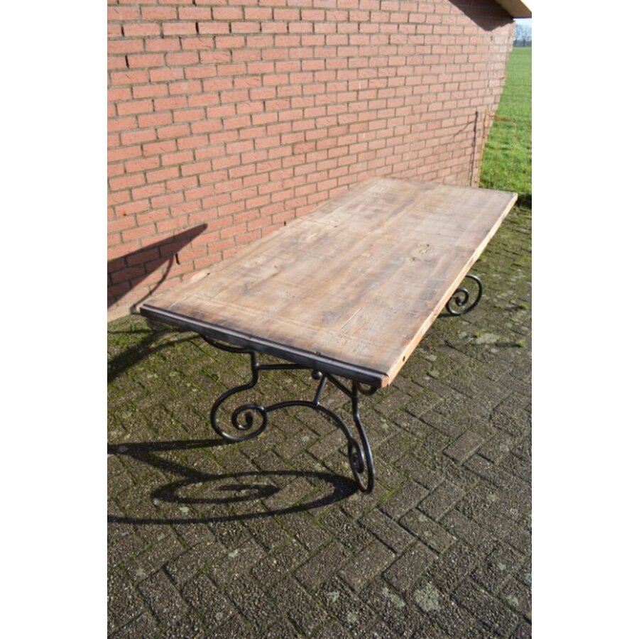 Brutalistische eettafel met steenschotten blad en metalen onderstel-4