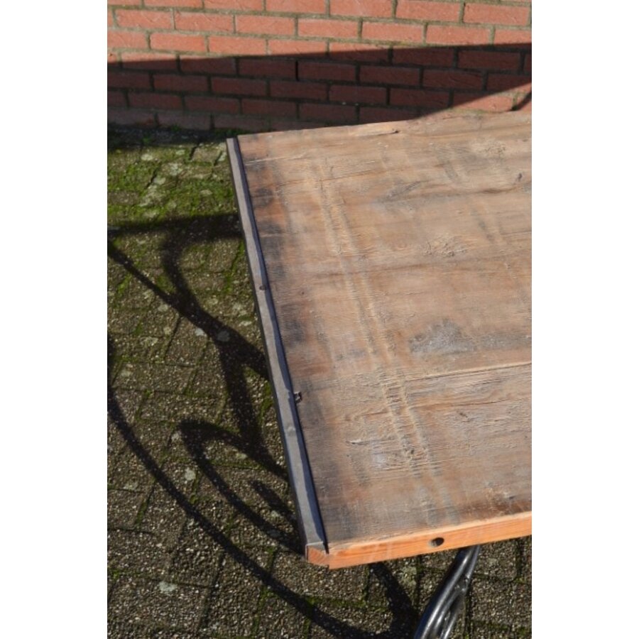 Brutalist Eettafel, industrieel steenschotten blad en metalen onderstel-5