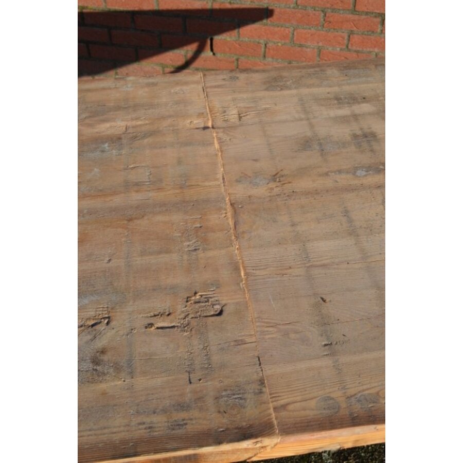Brutalistische eettafel met steenschotten blad en metalen onderstel-6