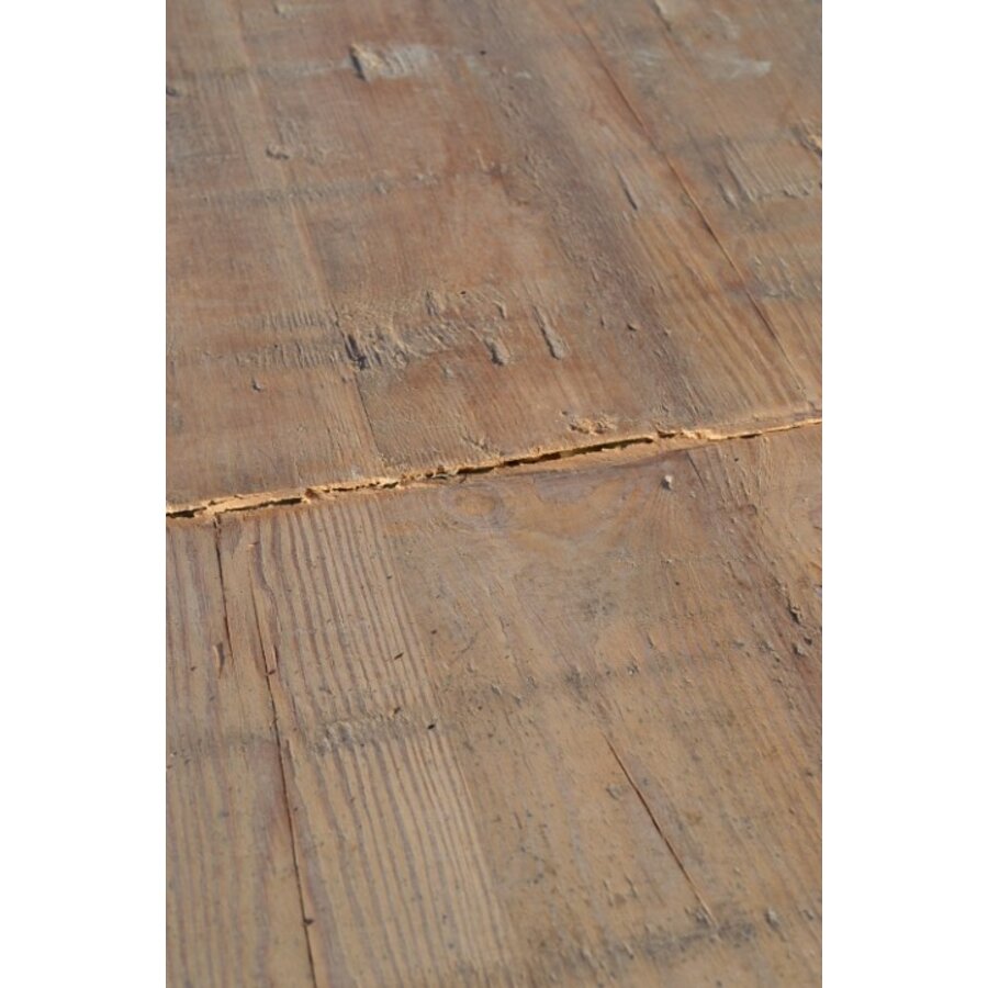 Brutalistische eettafel met steenschotten blad en metalen onderstel-7