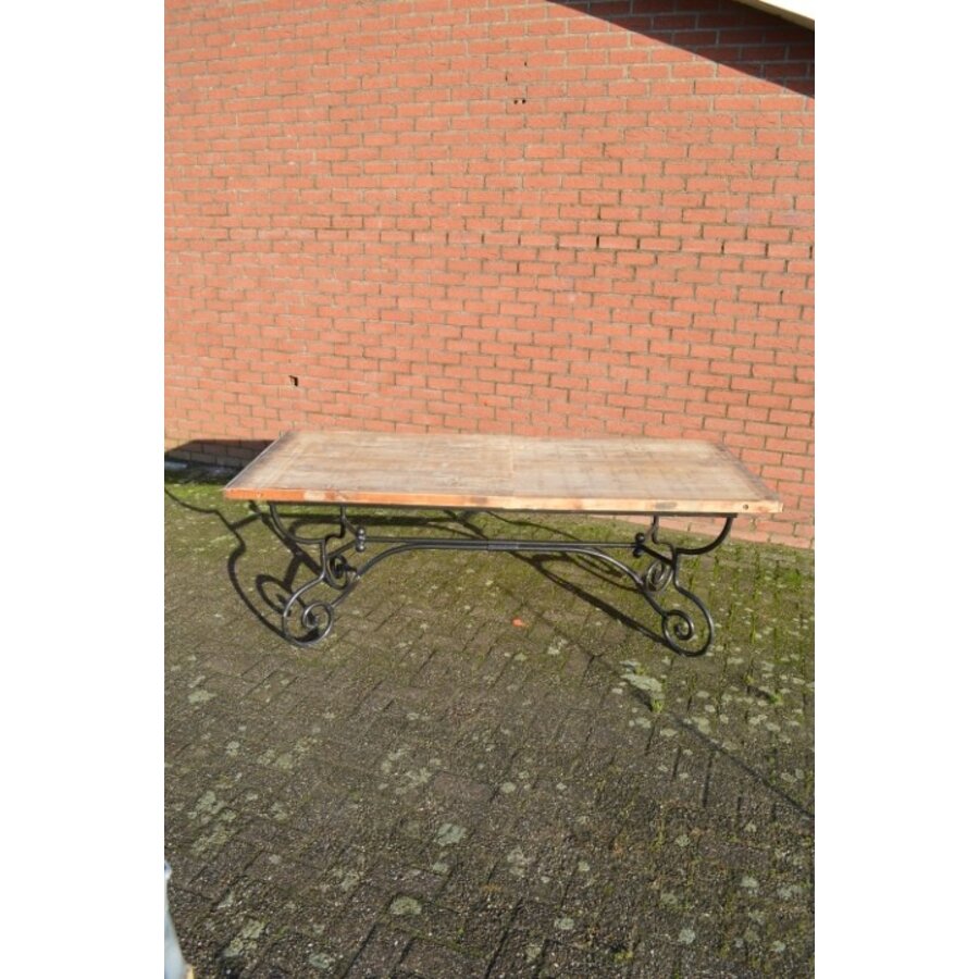 Brutalistische eettafel met steenschotten blad en metalen onderstel-8