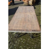 thumb-Brutalistische eettafel met steenschotten blad en metalen onderstel-9
